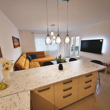 Klara * 特罗吉尔