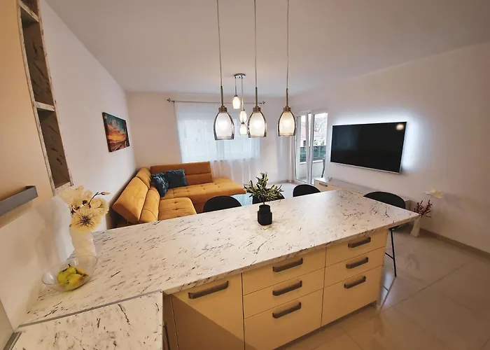 Klara * 特罗吉尔